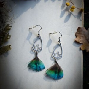 Boucles d'oreilles Lotus Plumes de paon – Image 2
