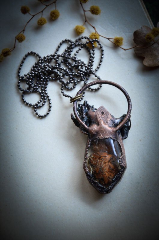 Sautoir Crânes & Lichen plaqué en Cuivre