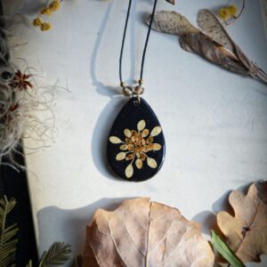 Collier Fleur de Lepidium en résine – Image 2