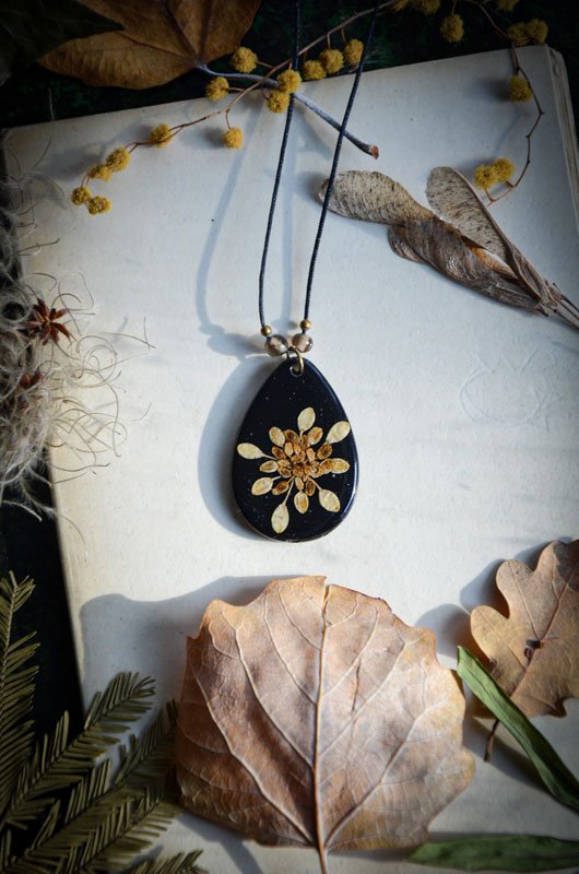 Collier Fleur de Lepidium en résine