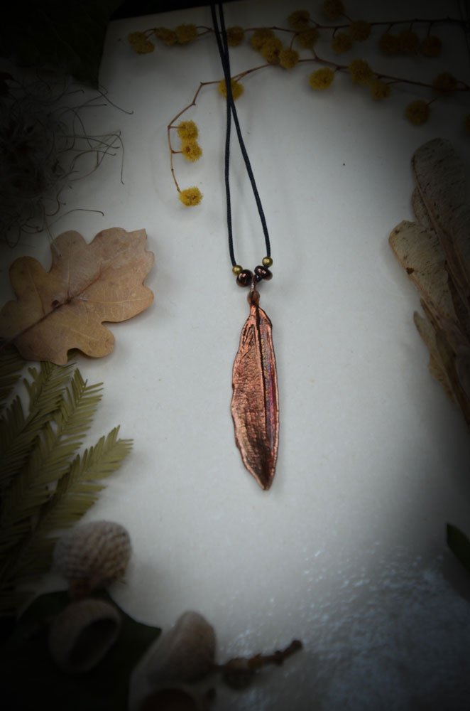 Collier plume de Geai plaquée en Cuivre – Image 2